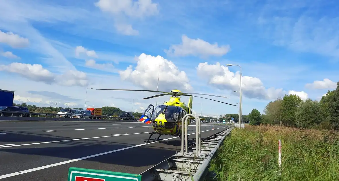 Traumahelikopter landt op snelweg na ernstig ongeval - Foto 3