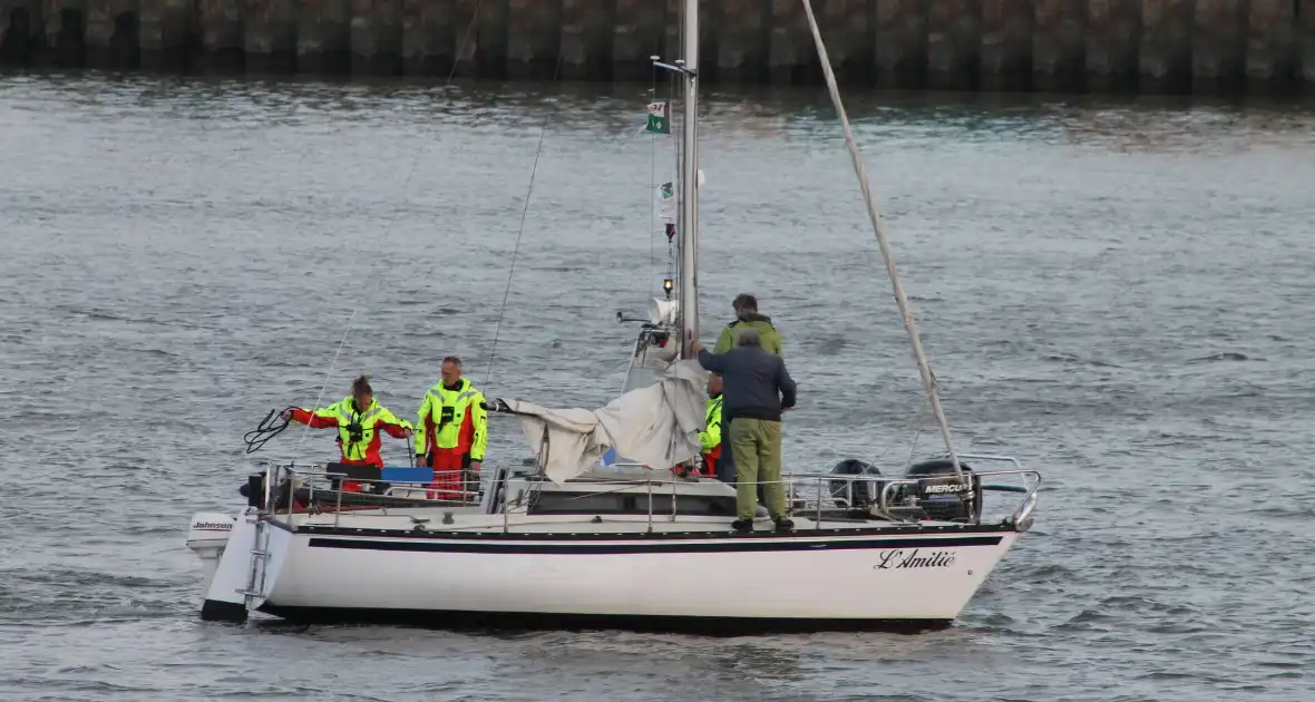 Brandweer ingezet voor los trekken vastgelopen zeilboot - Foto 1