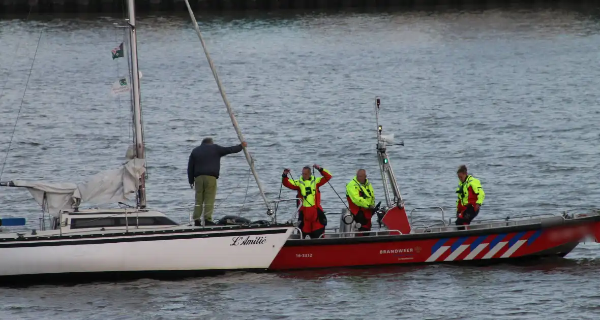 Brandweer ingezet voor los trekken vastgelopen zeilboot - Foto 5