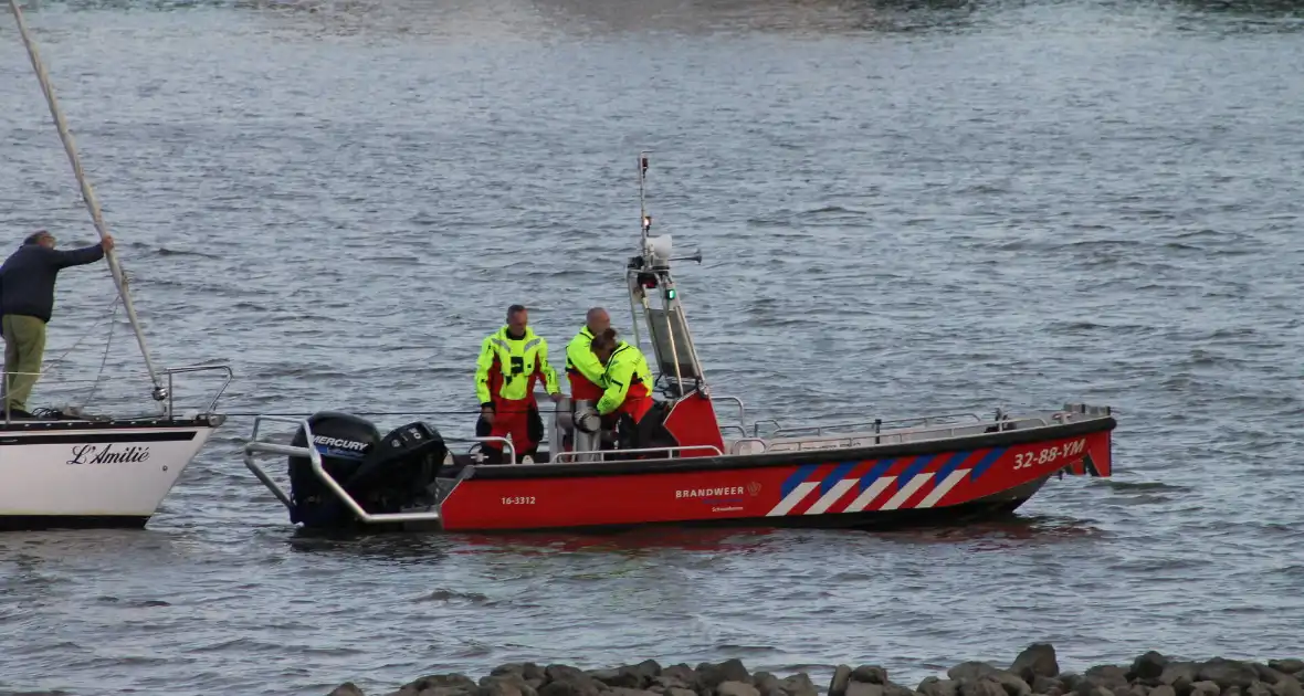 Brandweer ingezet voor los trekken vastgelopen zeilboot - Foto 7