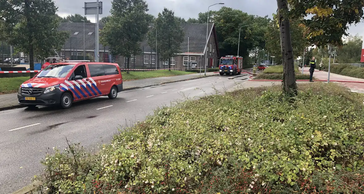 Veel rookontwikkeling bij grote brand in bedrijfspand - Foto 1