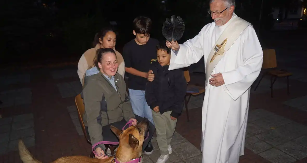 Huisdieren krijgen zegening op Dierendag