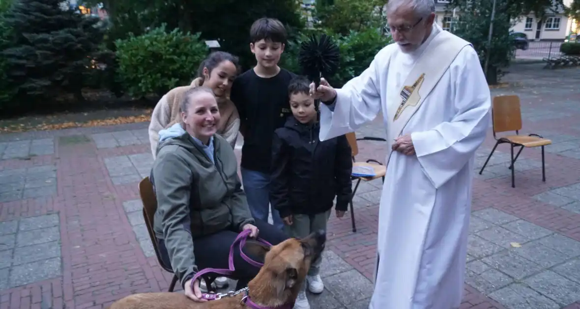 Huisdieren krijgen zegening op Dierendag - Foto 3