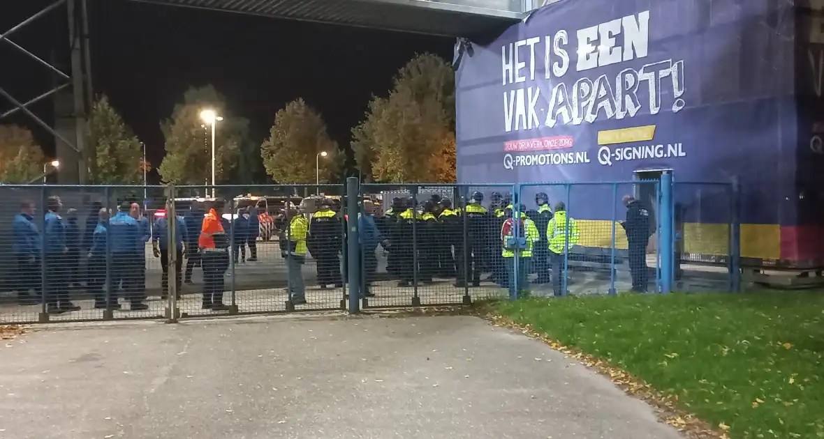 Mobiele eenheid groot ingezet bij voetbalwedstrijd - Foto 3