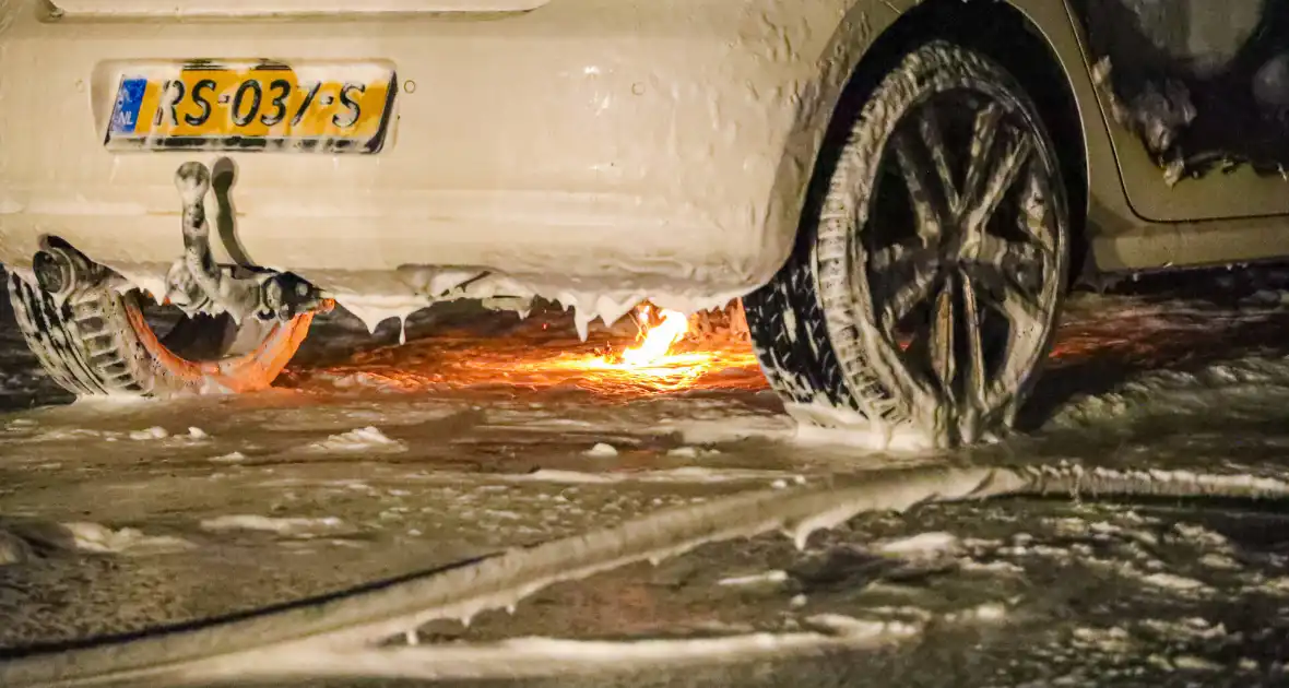 Personenwagen verwoest vanwege brand - Foto 2