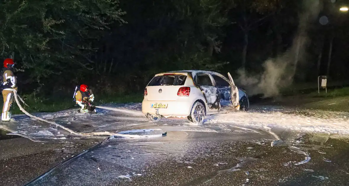 Personenwagen verwoest vanwege brand - Foto 3
