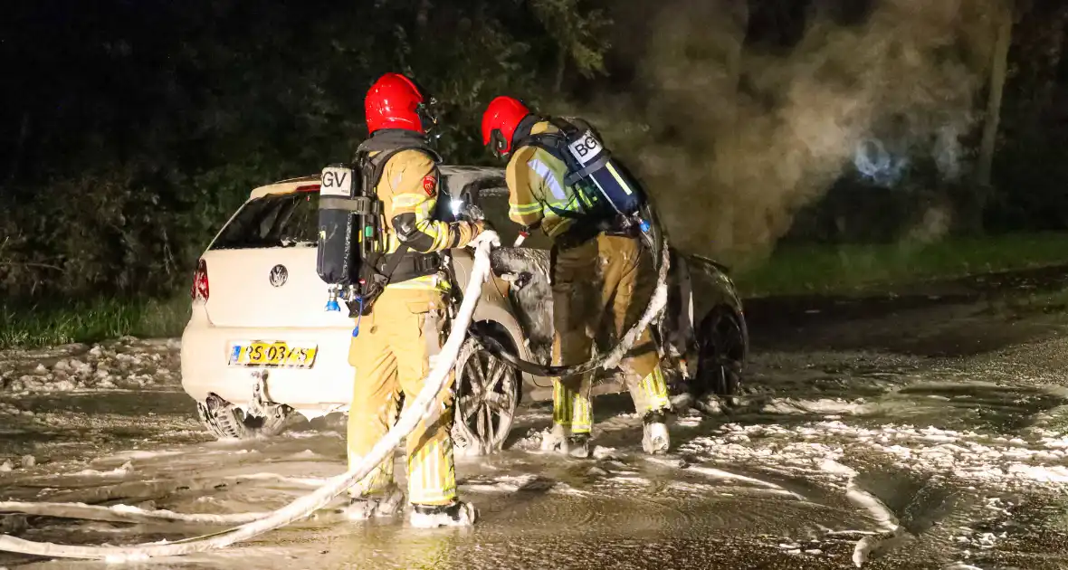 Personenwagen verwoest vanwege brand - Foto 4