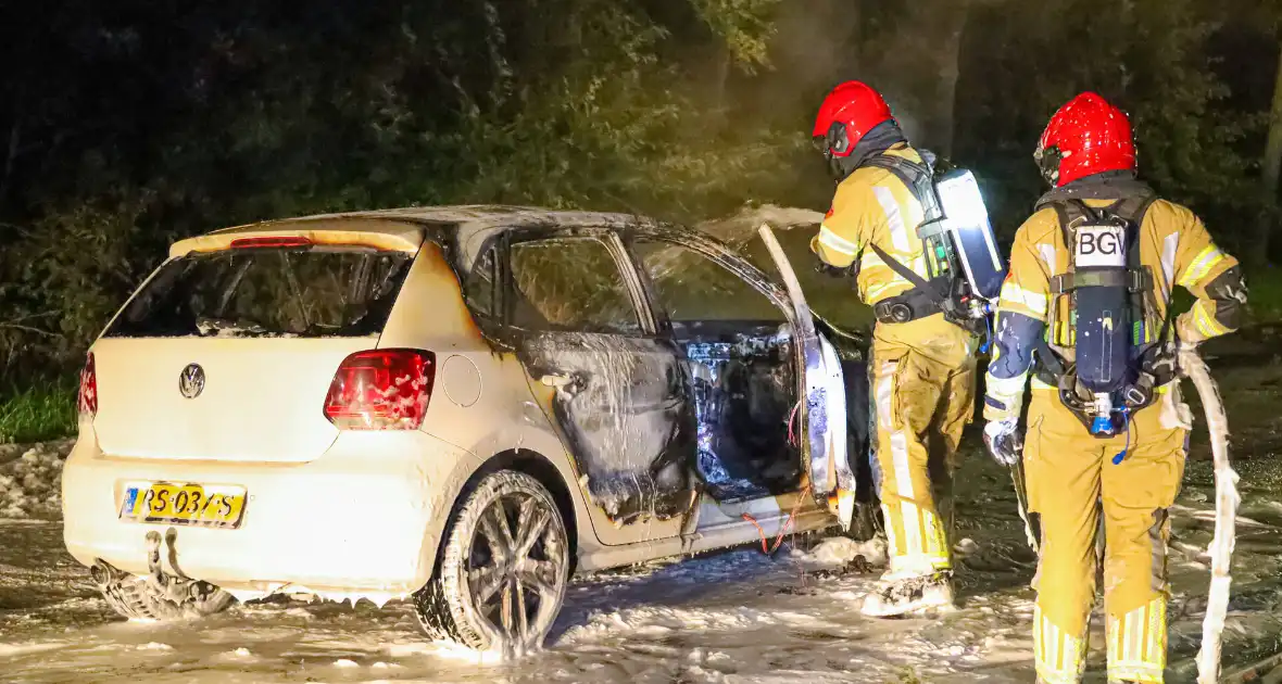 Personenwagen verwoest vanwege brand - Foto 6