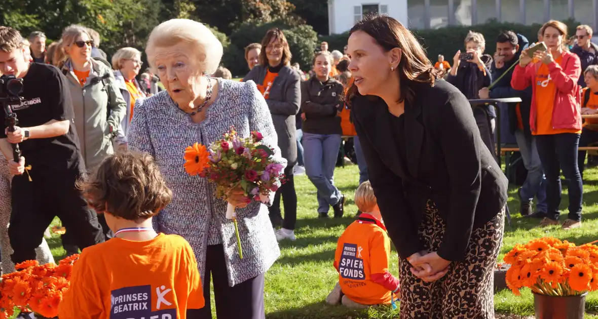 Prinses Beatrix brengt bezoek aan 'Het Oranjepad' - Foto 17