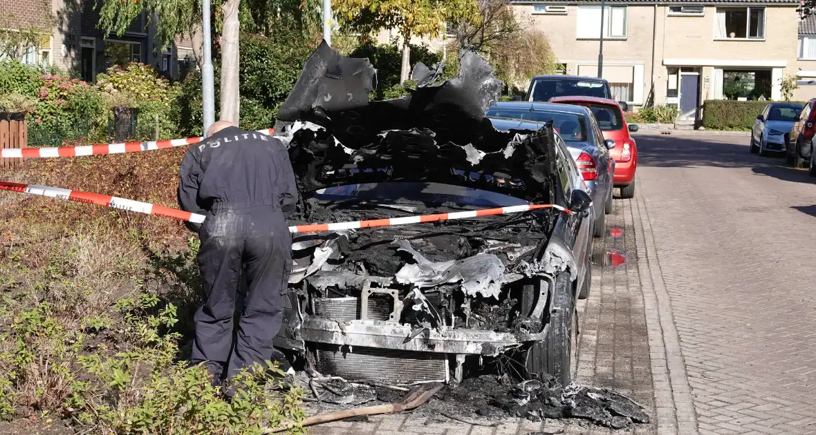 Motorcompartiment van personenwagen verwoest vanwege brand - Foto 1