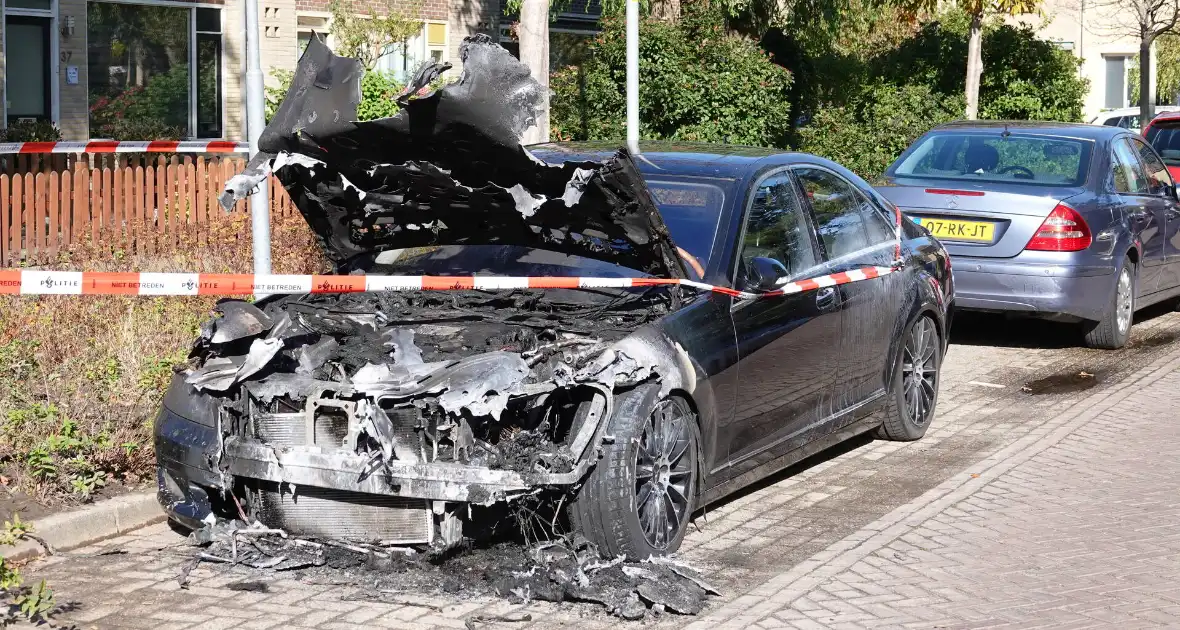 Motorcompartiment van personenwagen verwoest vanwege brand - Foto 3