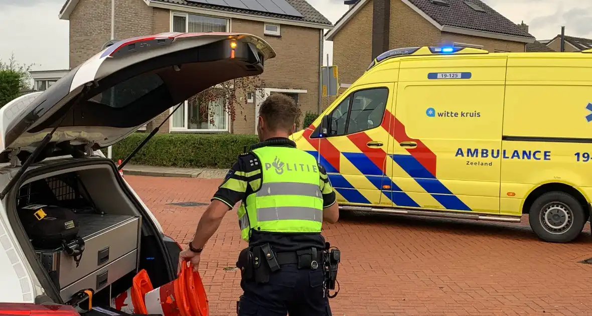 Vrouw op e-bike na botsing met auto