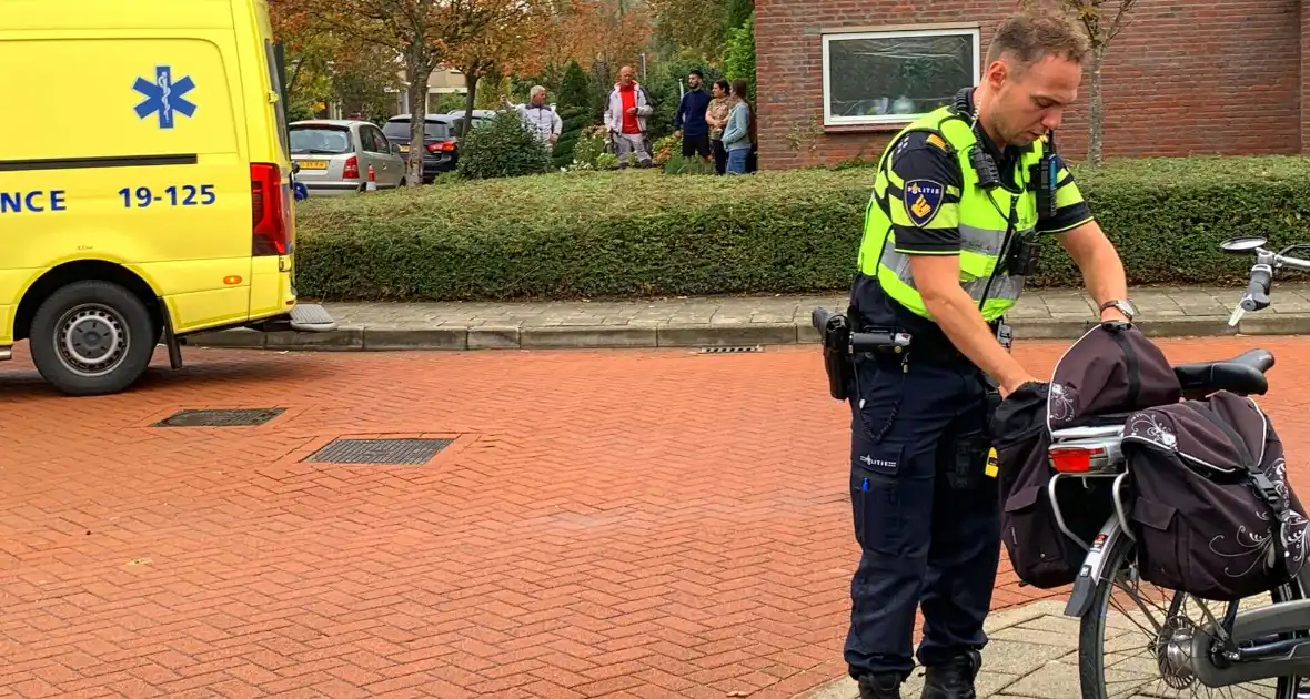 Vrouw op e-bike na botsing met auto - Foto 1