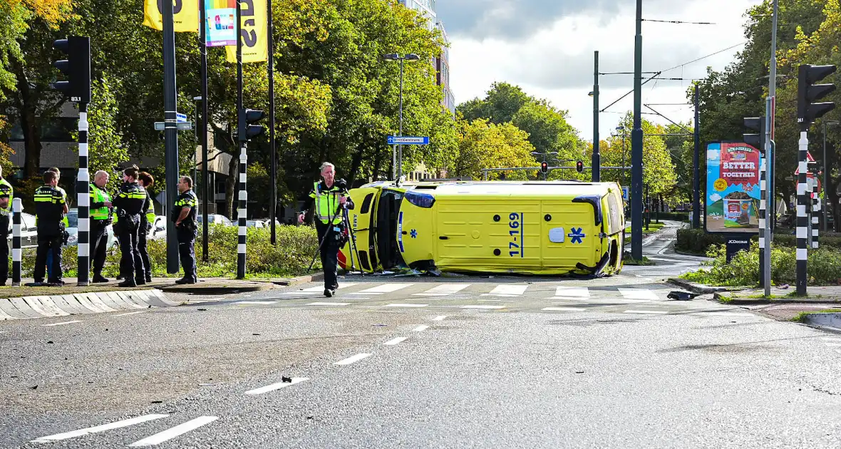 Ambulance gekanteld bij verkeersongeval - Foto 1