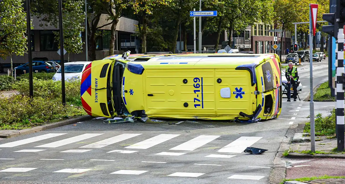 Ambulance gekanteld bij verkeersongeval - Foto 2