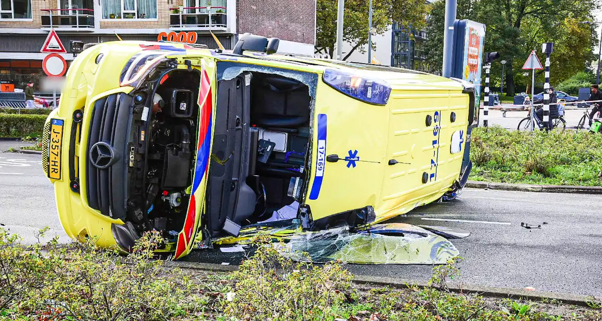 Ambulance gekanteld bij verkeersongeval - Foto 3
