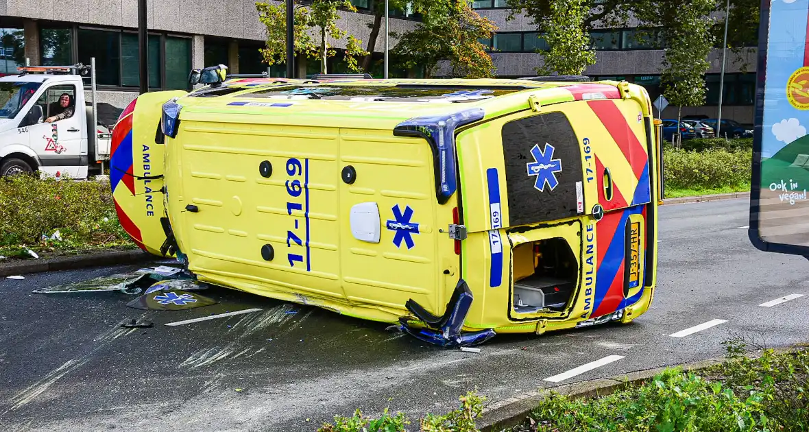 Ambulance gekanteld bij verkeersongeval - Foto 7