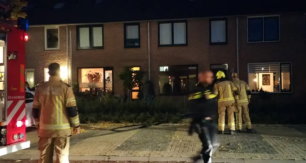 Brandweer breekt deur open na melding van woningbrand - Foto 1