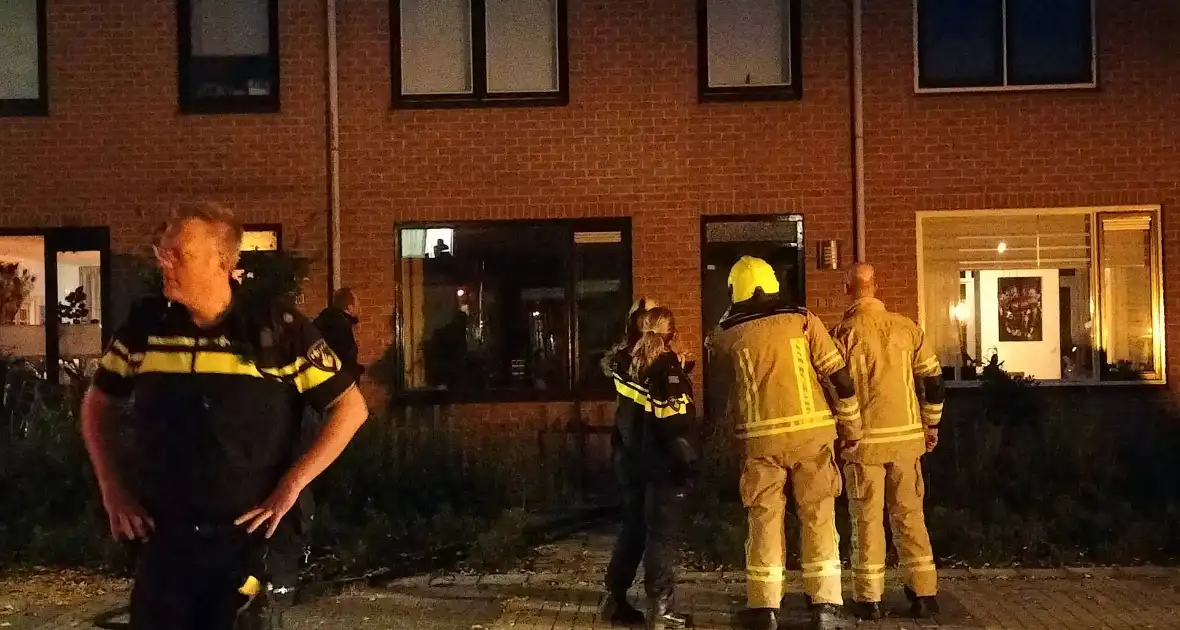 Brandweer breekt deur open na melding van woningbrand - Foto 2