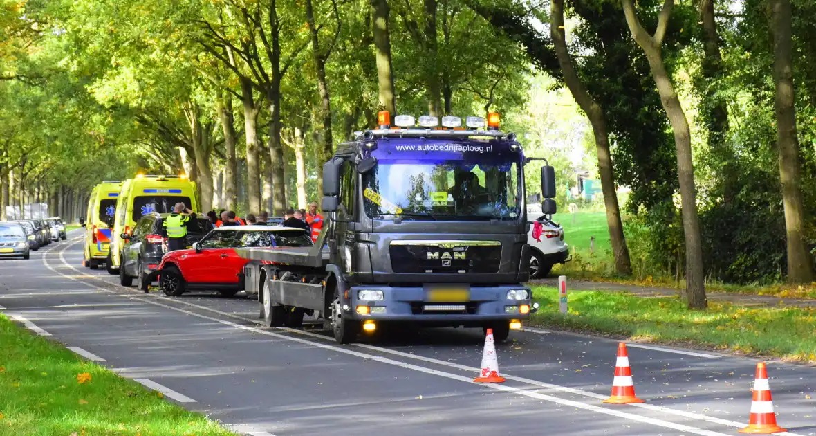 Drie auto's betrokken bij botsing - Foto 2