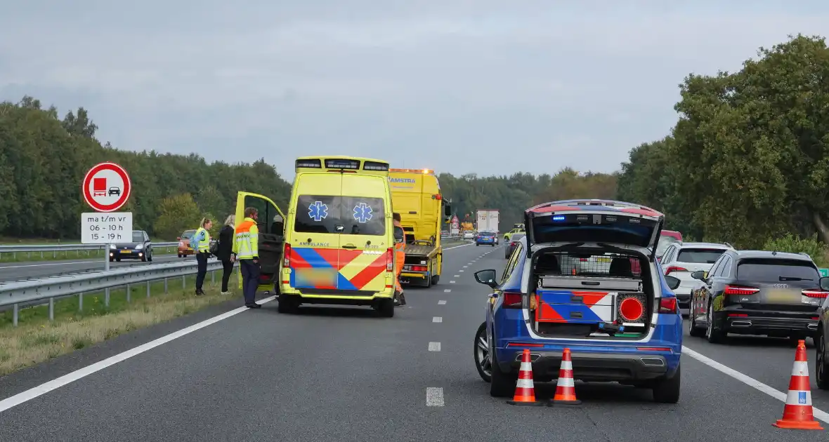 Snelweg deels afgesloten door botsing