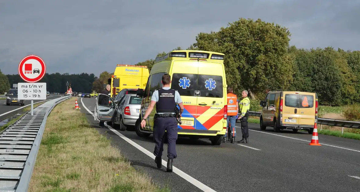 Snelweg deels afgesloten door botsing - Foto 1