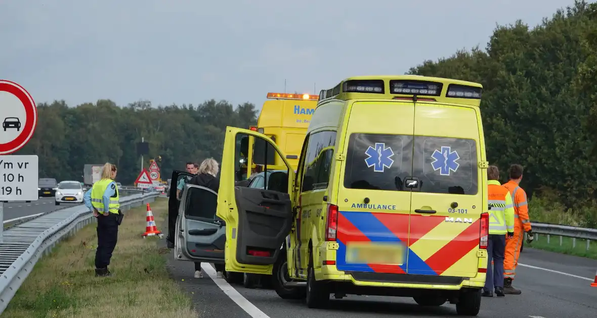 Snelweg deels afgesloten door botsing - Foto 2