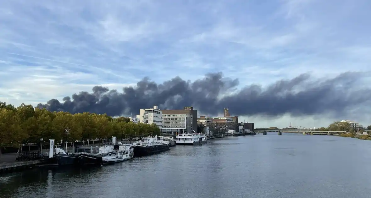 Grote brand in België zorgt voor rookwolken boven Maastricht