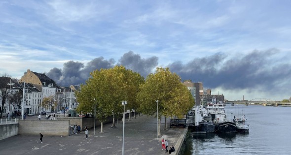 Grote brand in België zorgt voor rookwolken boven Maastricht - Afbeelding 1