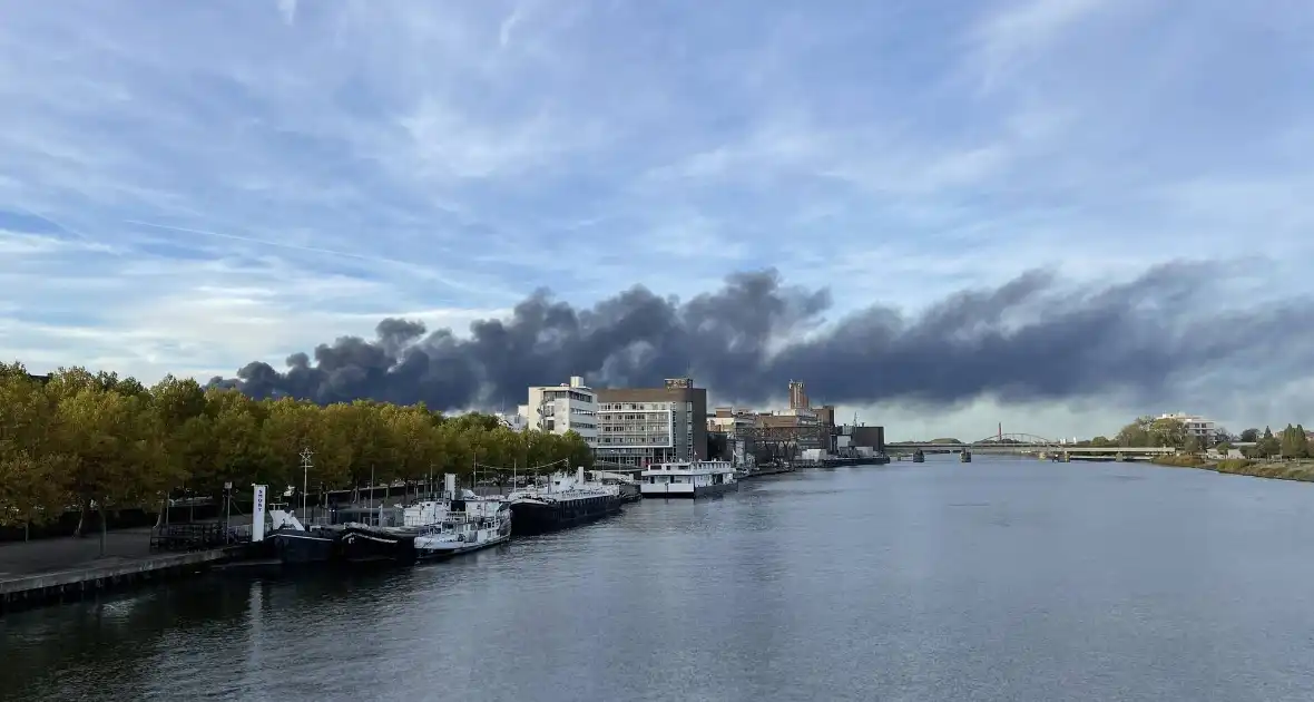 Grote brand in België zorgt voor rookwolken boven Maastricht - Foto 2
