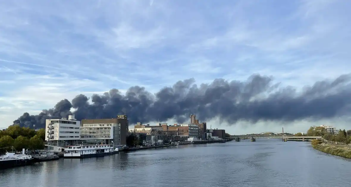 Grote brand in België zorgt voor rookwolken boven Maastricht - Foto 3