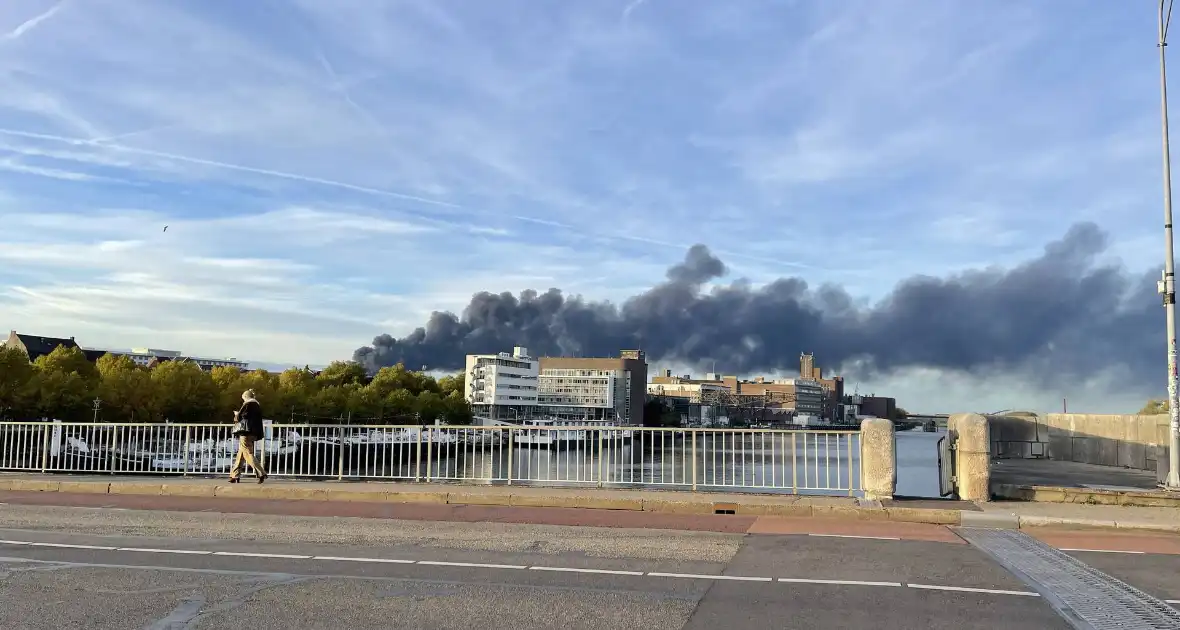 Grote brand in België zorgt voor rookwolken boven Maastricht - Foto 4