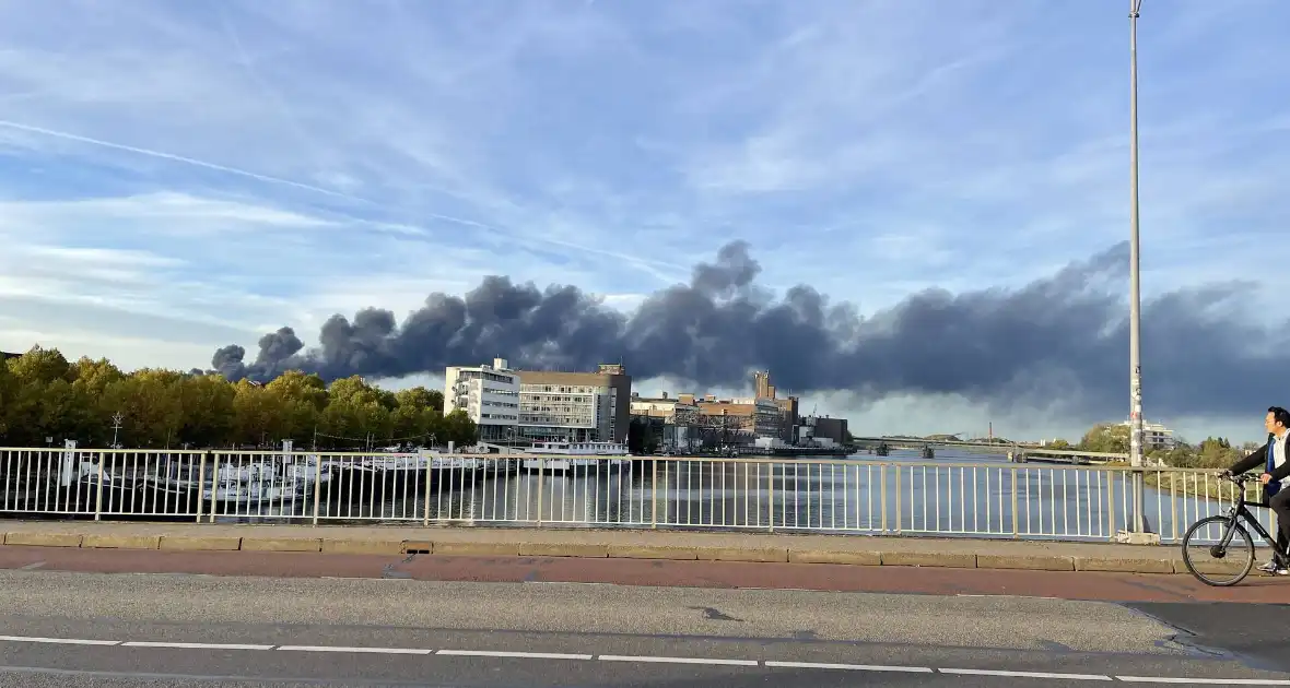 Grote brand in België zorgt voor rookwolken boven Maastricht - Foto 5