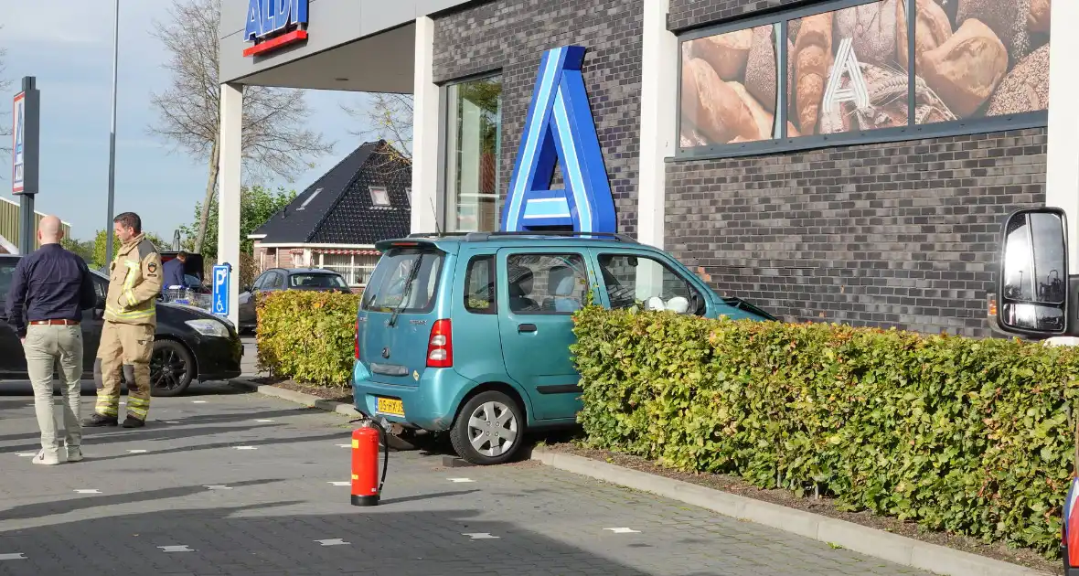 Automobilist eindig tegen Aldi supermarkt - Foto 6