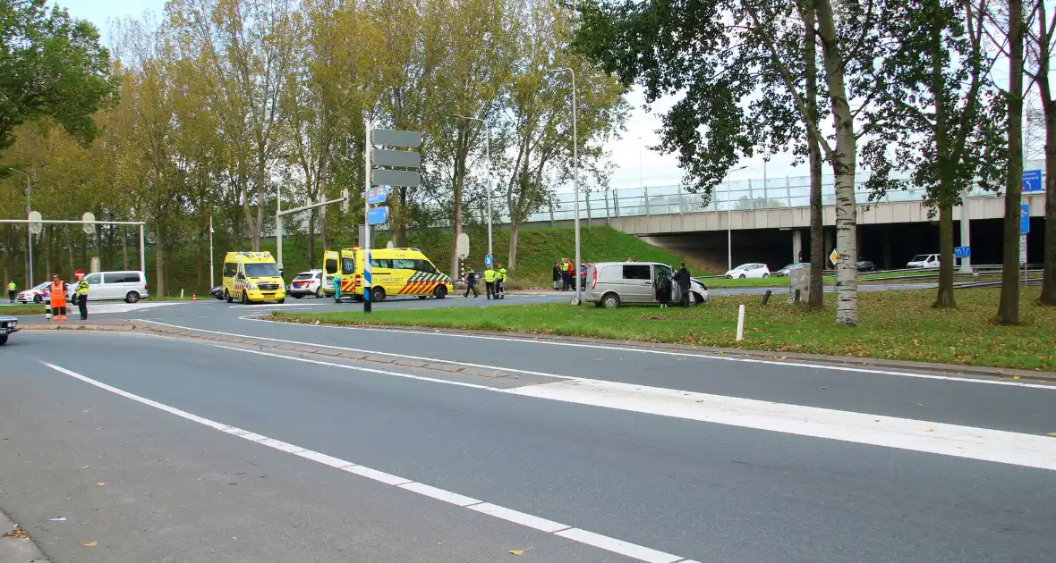 Persoon bekneld na ongeval op kruising - Foto 1