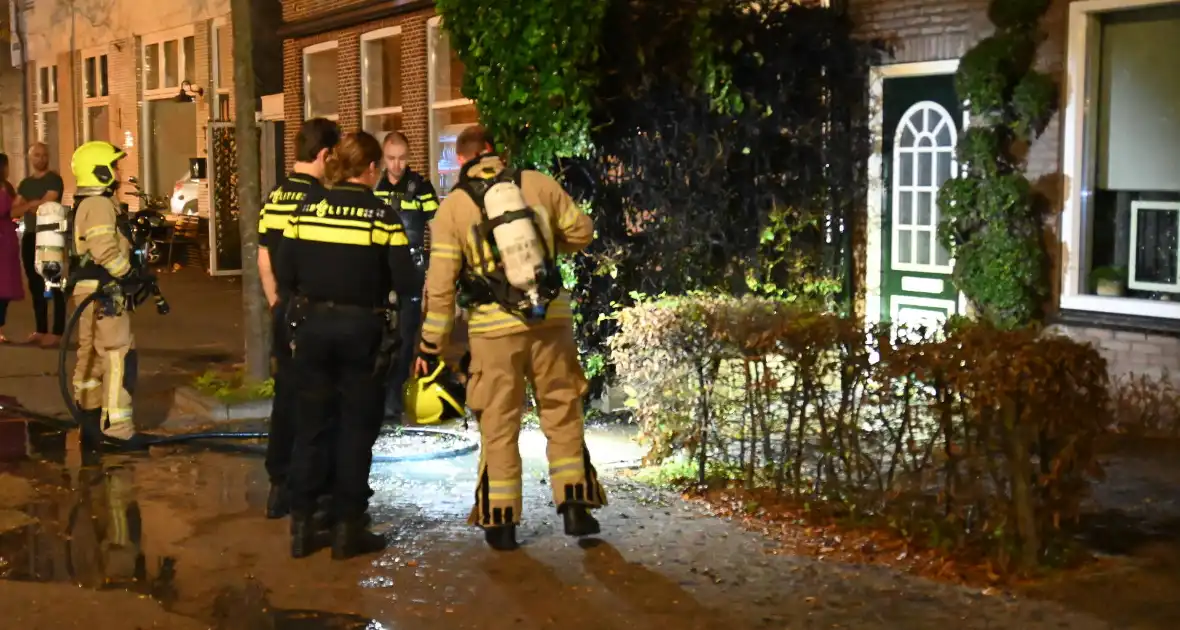 Heg bij voordeur in brand na harde knal - Foto 1