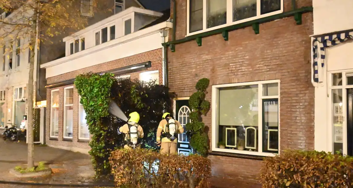 Heg bij voordeur in brand na harde knal - Foto 2