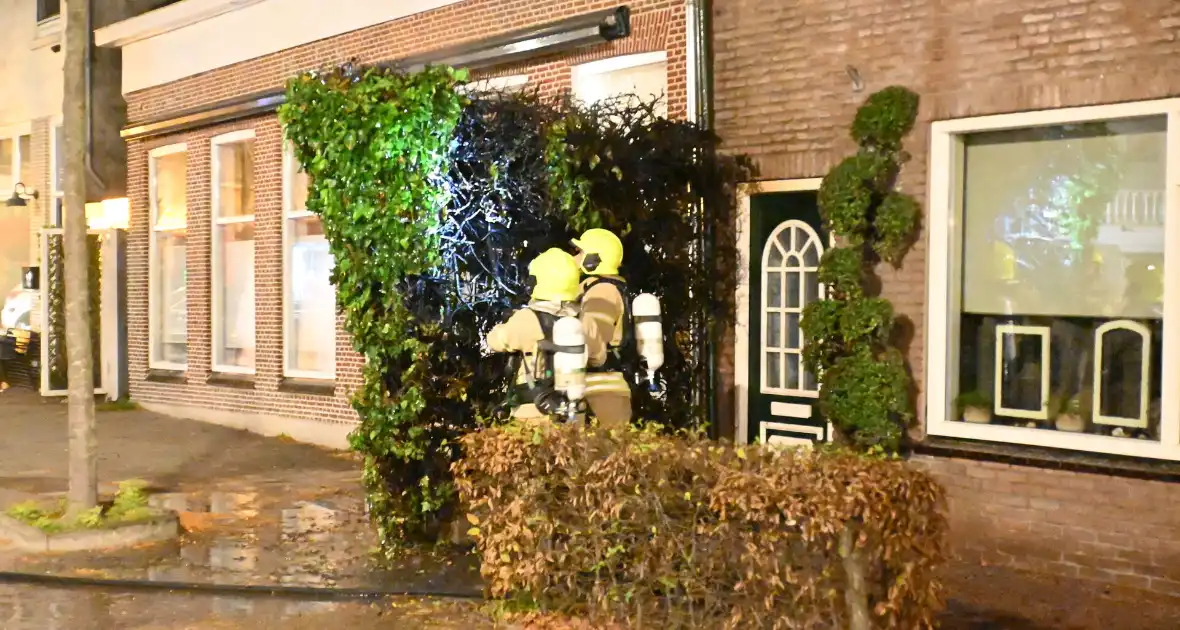 Heg bij voordeur in brand na harde knal - Foto 3