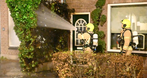 Heg bij voordeur in brand na harde knal - Afbeelding 4