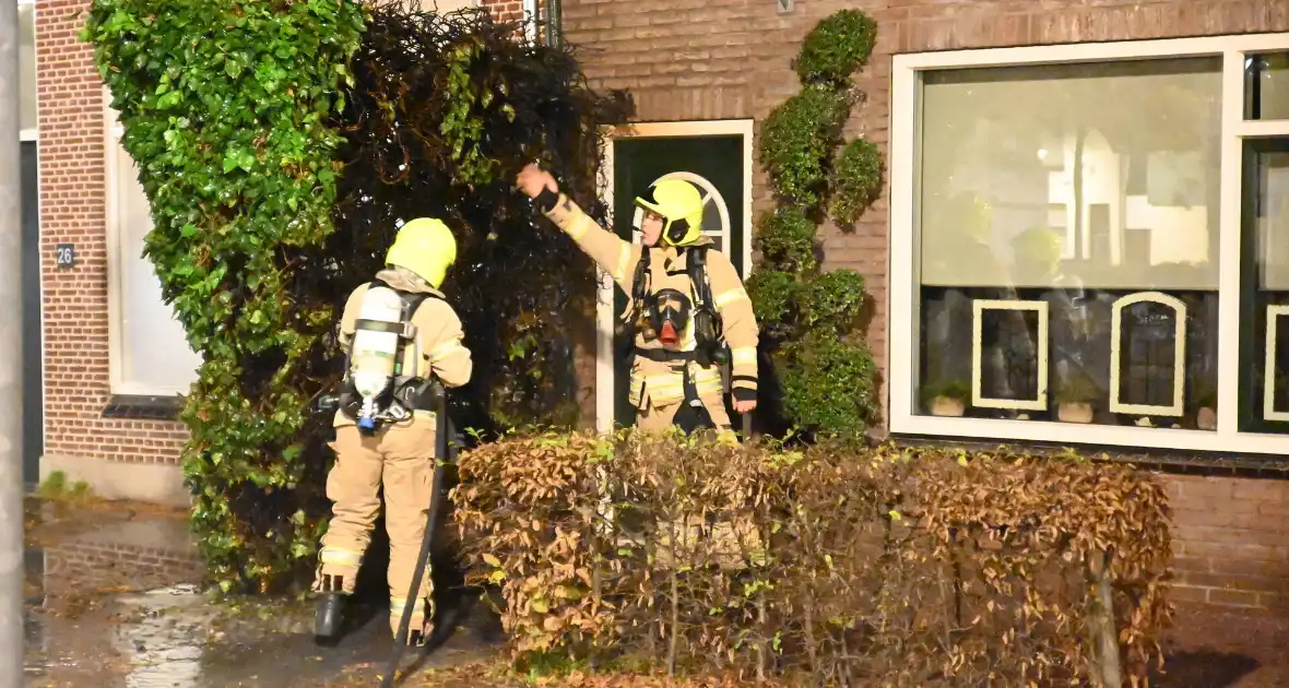 Heg bij voordeur in brand na harde knal - Foto 5