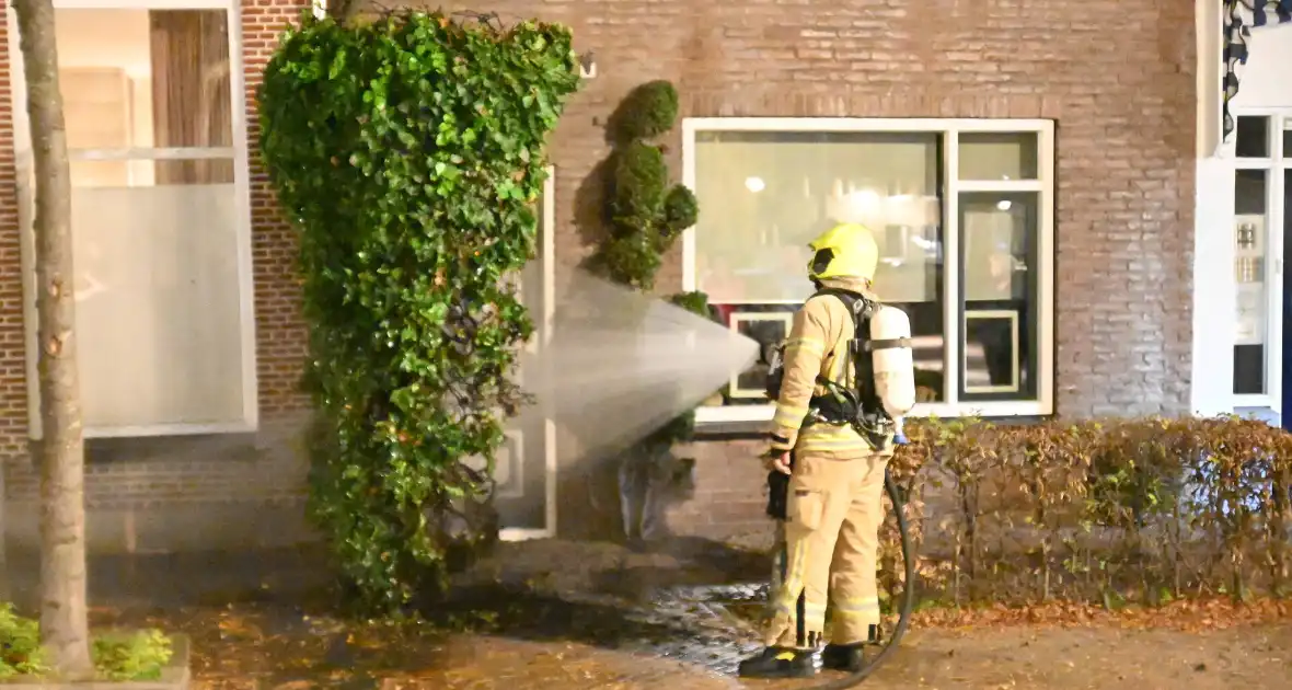 Heg bij voordeur in brand na harde knal - Foto 6