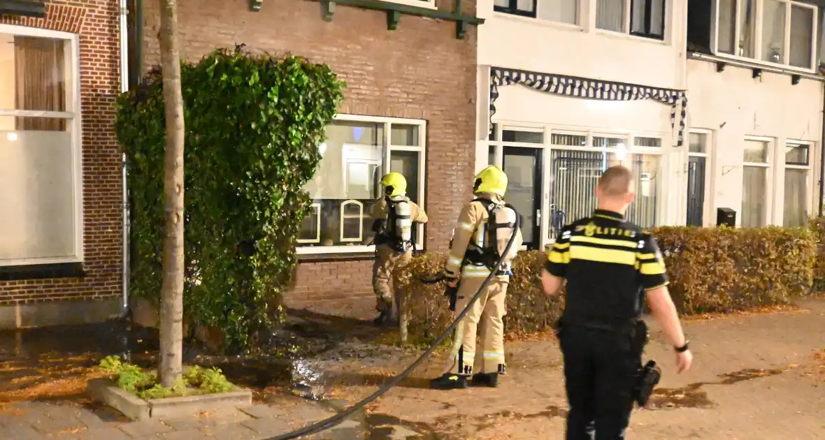 Heg bij voordeur in brand na harde knal - Foto 7