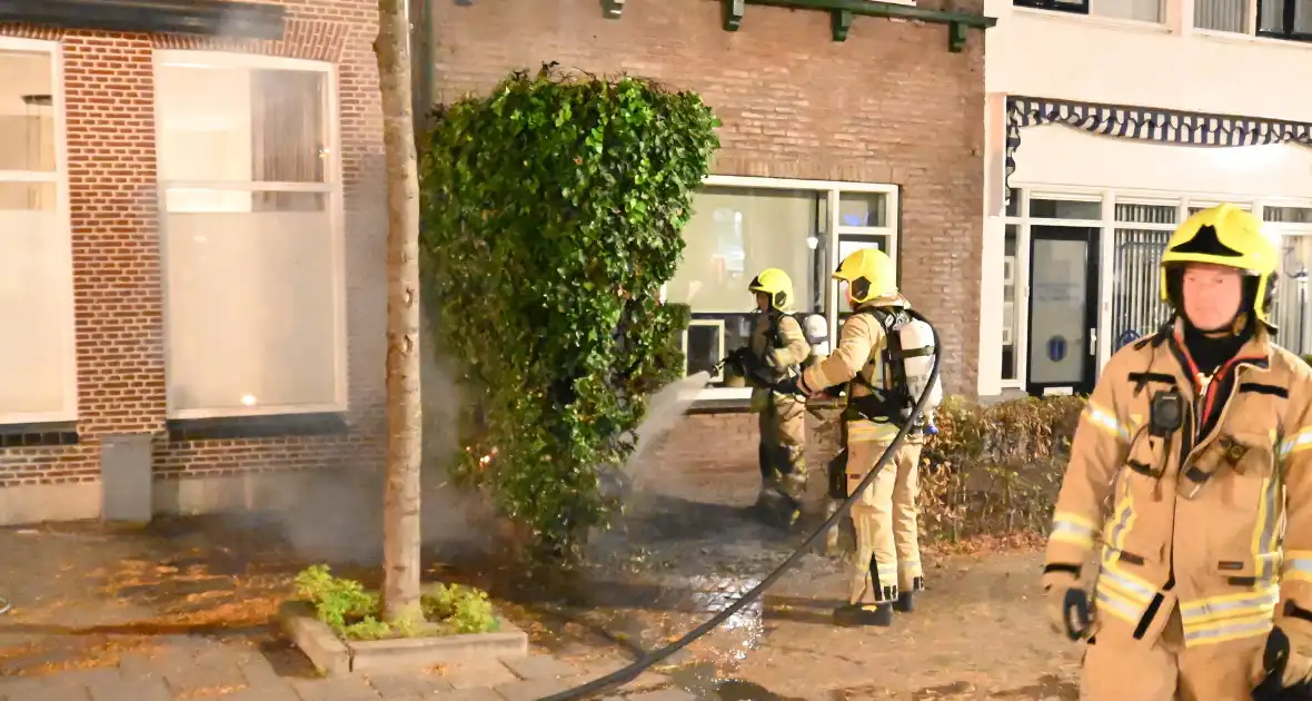 Heg bij voordeur in brand na harde knal - Foto 8