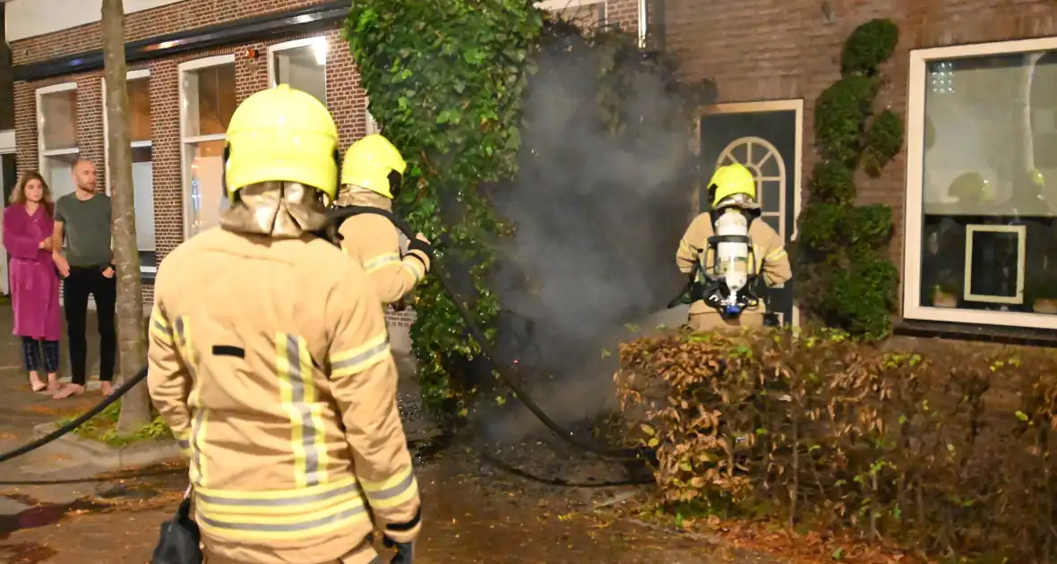 Heg bij voordeur in brand na harde knal - Foto 9