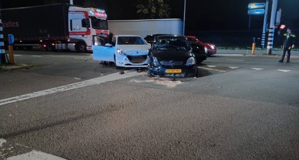 Schade na aanrijding tussen drie voertuigen