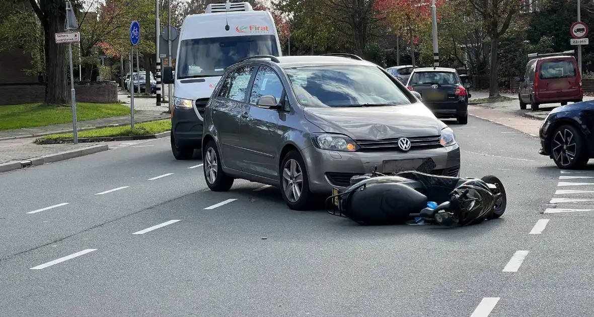 Personenauto ziet scooterrijder over het hoofd - Foto 1
