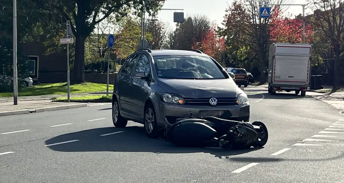 Personenauto ziet scooterrijder over het hoofd - Foto 2