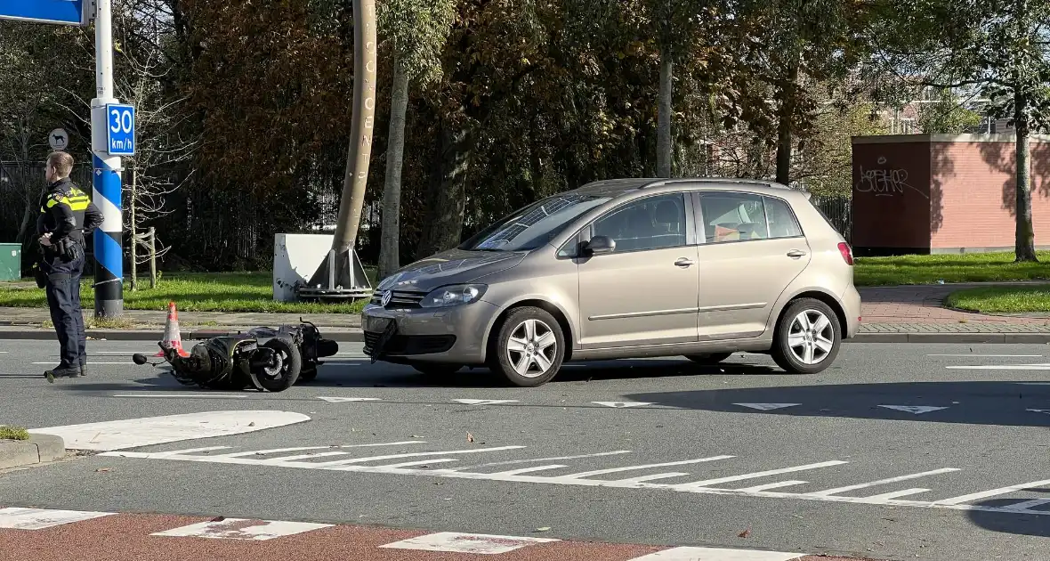 Personenauto ziet scooterrijder over het hoofd - Foto 4