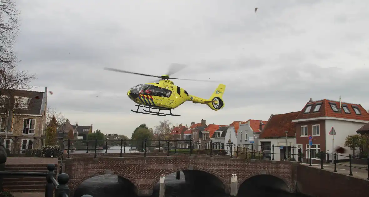 Traumahelikopter landt op brug - Foto 12