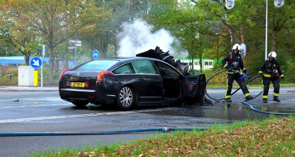 Auto verwoest door brand in motorcompartiment - Afbeelding 1